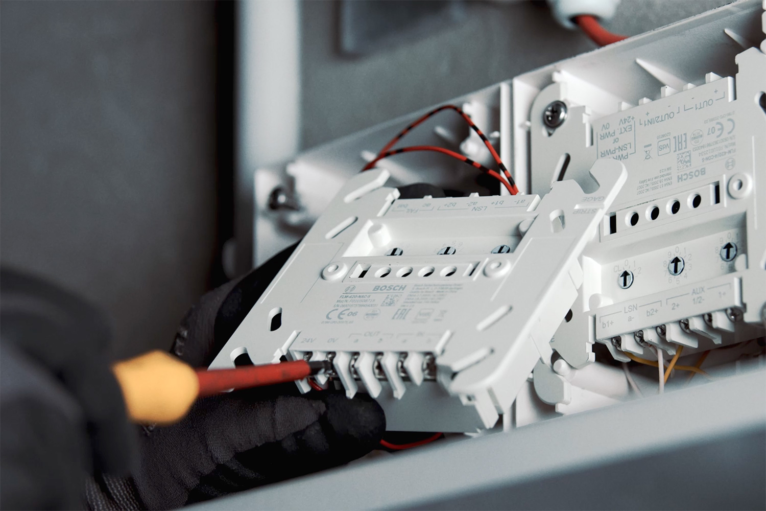 Bei elektrotechnischen Erneuerungen oder Erweiterungen bestehender Systeme, beispielsweise in Gesundheitseinrichtungen oder Bildungsstätten, können Sie sich auf Expertise und Erfahrung unseres Teams verlassen.